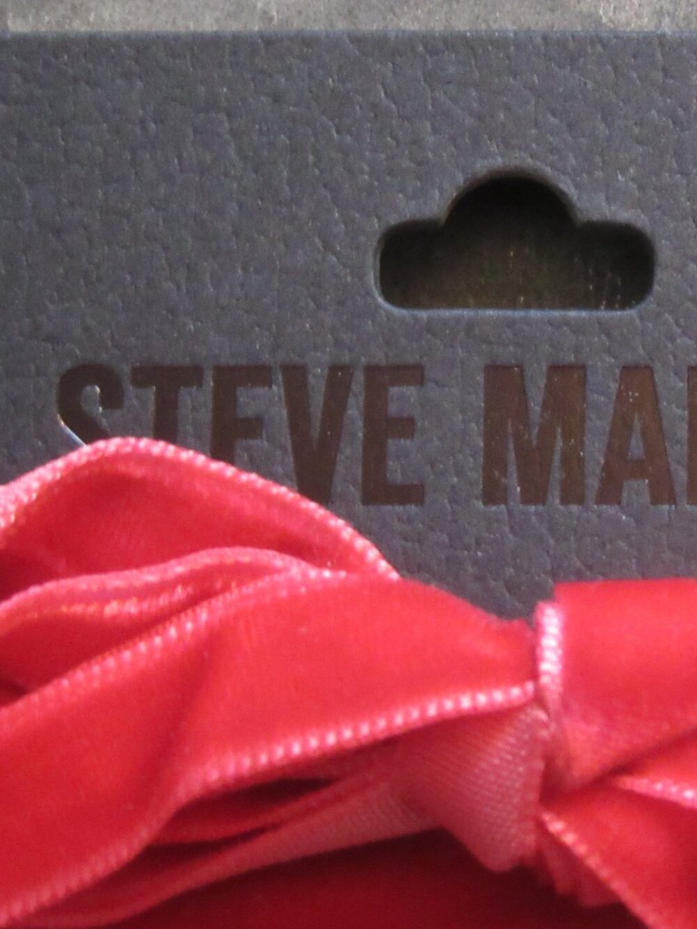 NWOT Steve Madden Red Velvet Shoe Laces with 4 gold charms - Picture 5 of 7